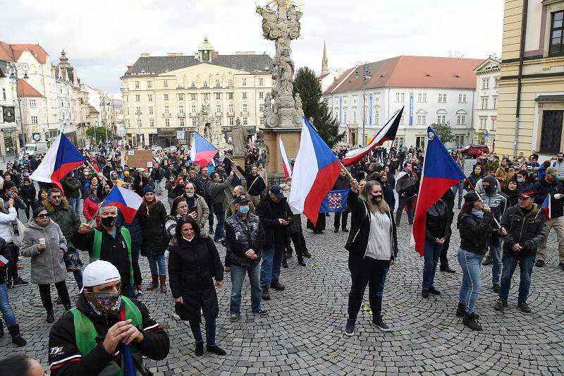 Brno 17.11.2020 - demonstrace na brněnském Zelném trhu proti vládním opatřením souvisejícími se šířením koronaviru
