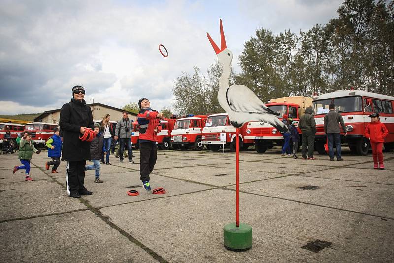 Přehlídka historických automobilů a techniky v brněnských Řečkovicích. Nechyběly ukázky hasičů.