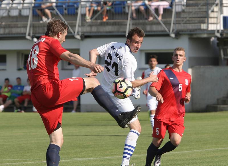 Blanenští fotbalisté (v červeném) podlehli brněnské Líšni 0:1.