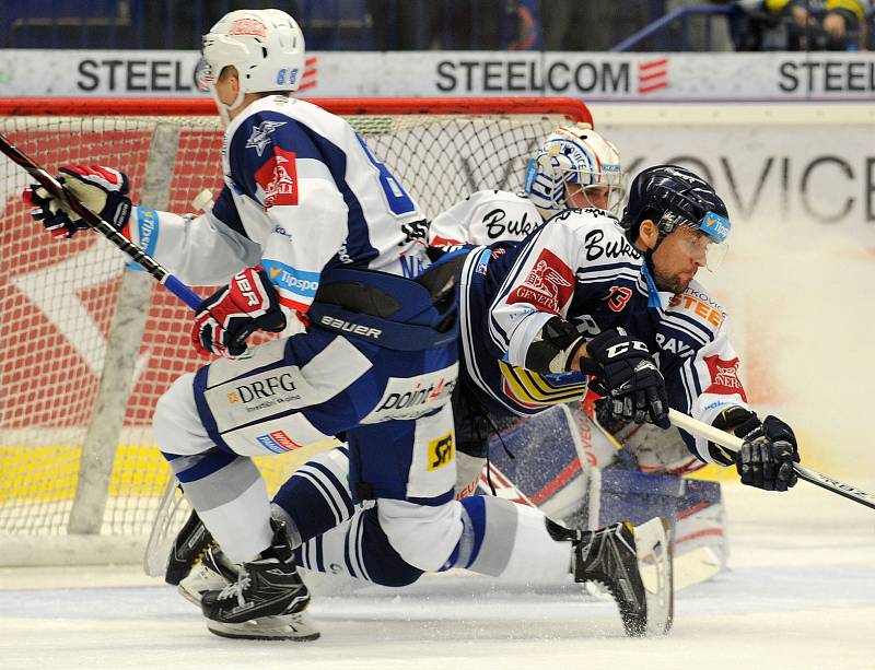 Hokejisté Komety Brno (v bílém) porazili Vítkovice i ve druhém čtvrtfinále, tentokrát 3:2 po řádné hrací době.