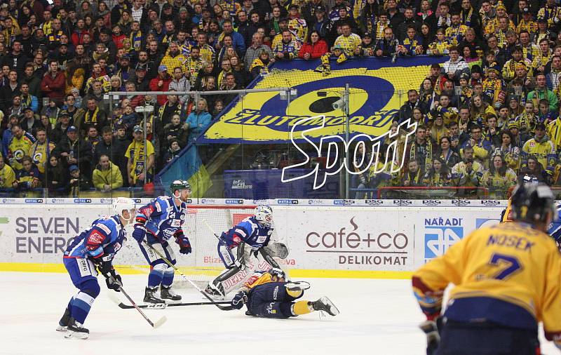 Extraligoví hokejisté PSG Berani Zlín (ve žlutém) v dohrávce 47. kola hostili brněnskou Kometu.