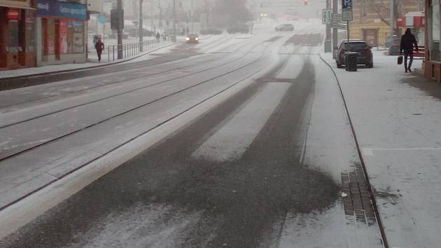 Páteční dopolední sněžení zasypalo brněnské ulice slabou vrstvou bílé pokrývky.