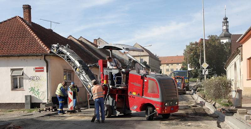 Klid lidí z Kuřimi už čtyři měsíce omezují opravy Tyršovy a Tišnovské ulice, které slouží jako hlavní průtah městem směrem na Brno. 