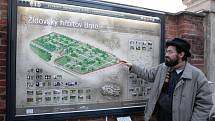 Brněnský rabín Šlomo Kučera ukazuje mapu hřbitova, která turistům přehraje i informace o historii.