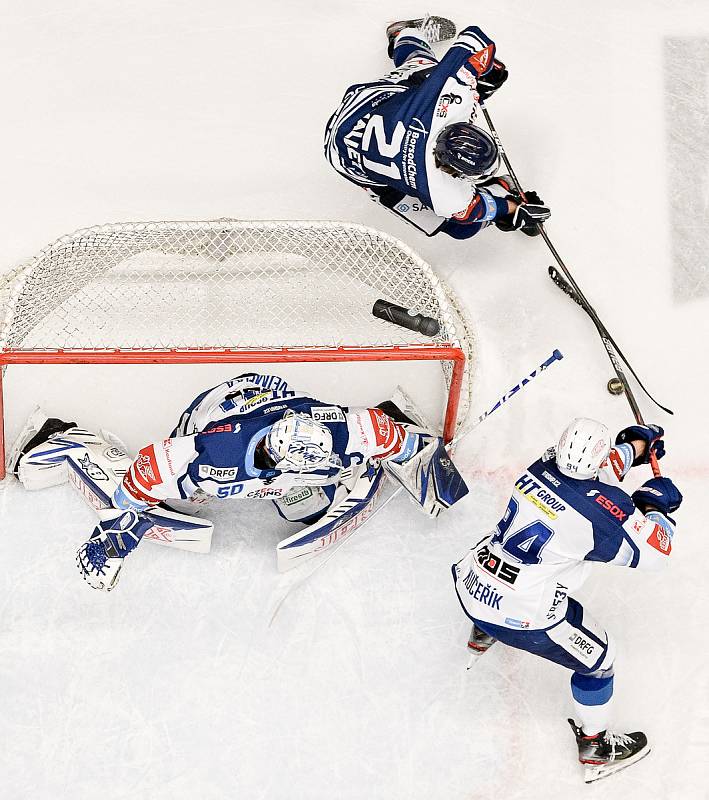 Utkání předkola play off hokejové extraligy - 5. zápas: HC Vítkovice Ridera - HC Kometa Brno, 16. března 2021 v Ostravě. (zleva) brankář Brna Karel Vejmelka, Radek Kučeřík z Brna a Alexandre Mallet z Vítkovic.