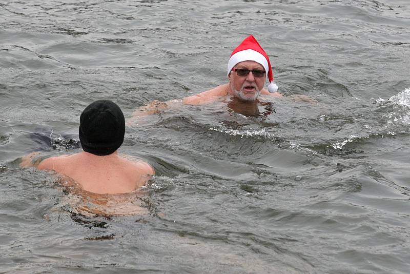 Otužilci si na Nový rok zaplavali v chladné Svratce.