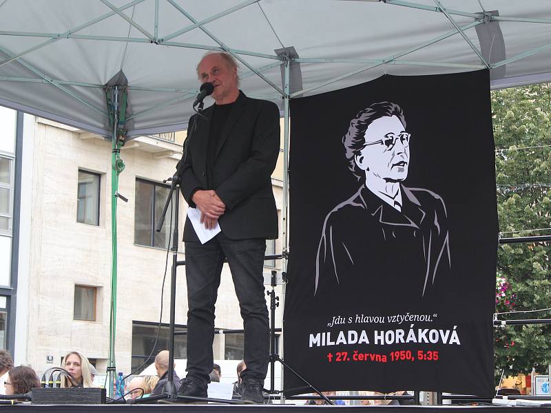 Na náměstí Svobody protestovaly proti komunismu stovky lidí.