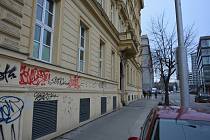 Grafitti na zdech rektorátu Masarykovy univerzity v BrněZdroj: Deník/Klára Hrbáčková