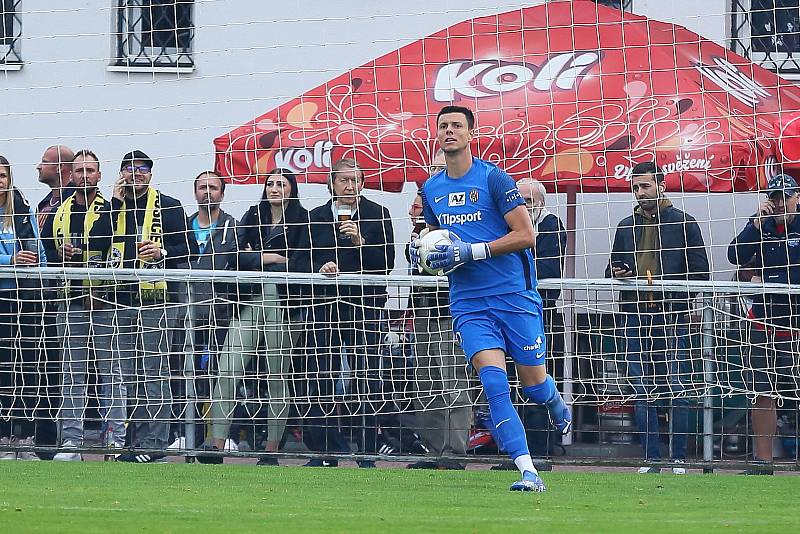 Fotbalisté Zbrojovky (v červeném) ve druhém kole MOL Cupu zvítězili v Rosicích 4:0.