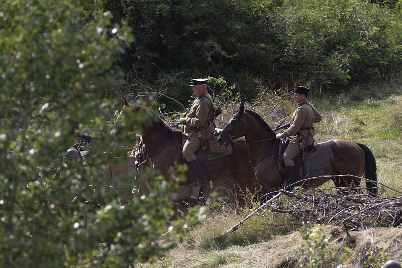 Vítězství Rudé armády ve dvou bitevních ukázkách v Ořechově předvedli nadšenci z vojensko – historických spolků. Připomínka bitev u Kurska a série střetnutí na Moravě se odehrála v Army parku Ořechov. Vojáci Wehrmachtu i Rudé armády v dobových uniformách 