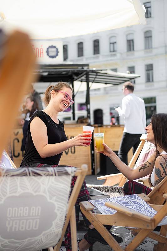 Ve stánku Na Brno dobrý se lidé zastavili na pivo či limonádu.