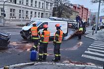 Nehoda se v pondělí po sedmé hodině ráno stala v brněnských Štýřicích. Srazila se tam dvě auta.