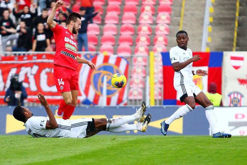 Fotbalisté Zbrojovky (v červeném) v šestém kole nejvyšší soutěže podlehli na domácím hřišti Karviné 0:2.