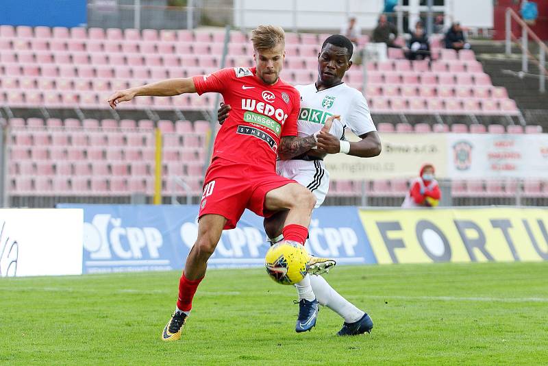 Fotbalisté Zbrojovky (v červeném) v šestém kole nejvyšší soutěže podlehli na domácím hřišti Karviné 0:2.