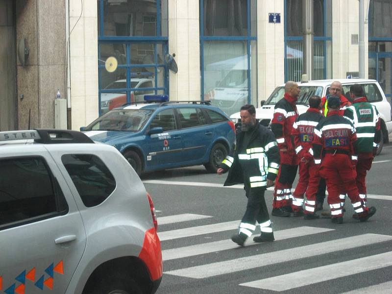 Členové záchranných složek prohledávají okolí stanice metra Maelbeek v Bruselu. V hotelu Thon, kde jsou i studenti Masarykovy univerzity, si zřídili prozatimní stanoviště.