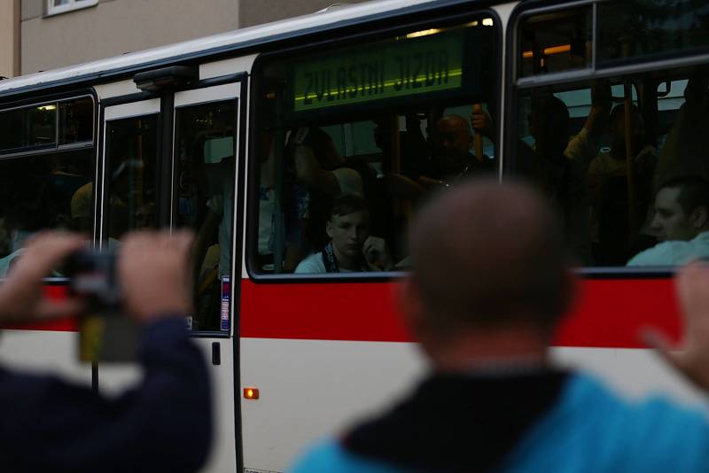 Po vítězném zápase v Brně mohli fanoušci Baníku slavit. Odjezd se tak obešel bez výtržností.