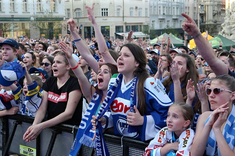 Mistři, mistři! Ozývalo se z brněnského Zelného trhu. Fanoušci tam neúnavně fandili vítězné Kometě.