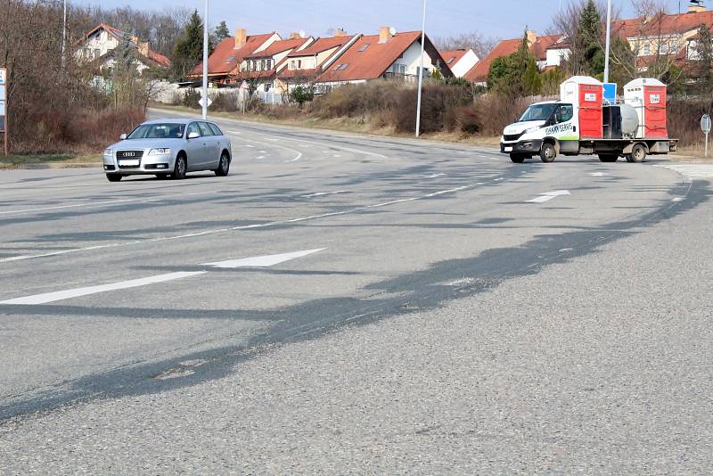 Jedovnická ulice v Brně ještě před opravou, časem ji má překlenout nová lávka.