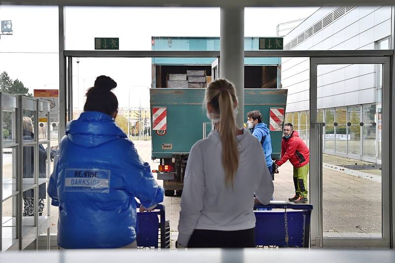 Navážení zdravotnického materiálu do provizorní nemocnice na brněnském výstavišti.