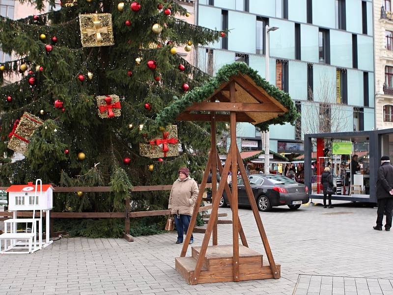 Tradiční vánoční zvon přání zmizel z náměstí Svobody v Brně.