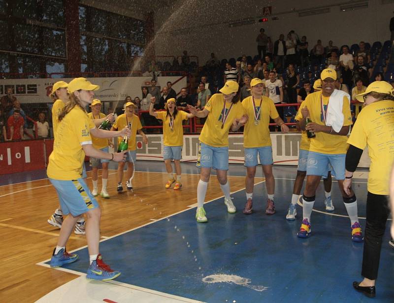 Brněnské basketbalistky po čtvrteční porážce 73:80 s USK Praha po prodloužení končí sezonu na druhém místě.