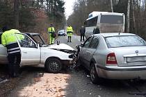 Ranní dopravní nehoda dvou aut a autobusu u Veverské Bítýšky si vyžádala tři zraněné.