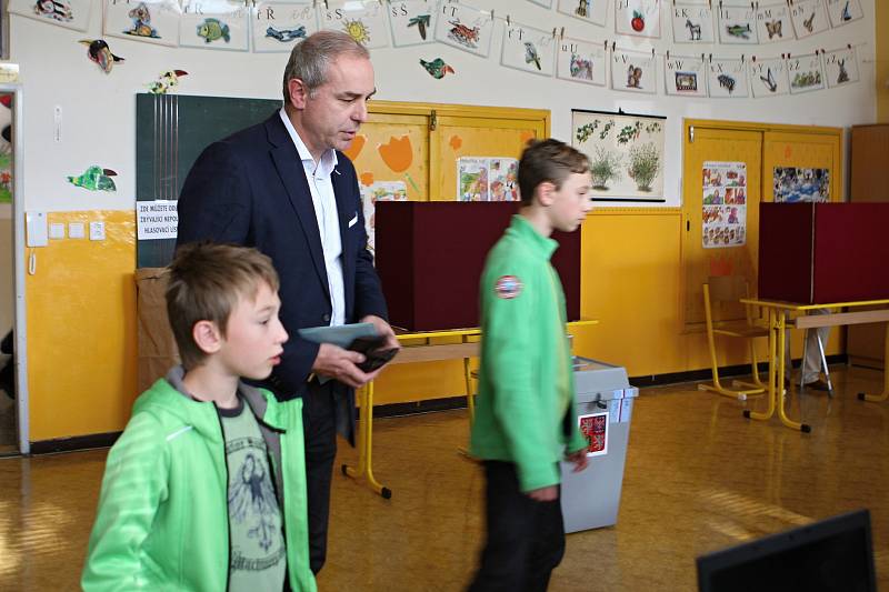 Jihomoravský lídr lidovců Jiří Mihola vzal k volbám své dva syny. Hlasoval v brněnské Základní škole Janouškova.