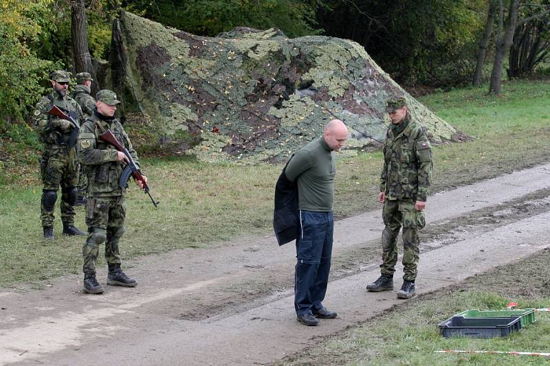 V areálu rozvodny v Sokolnicích na Brněnsku ve středu cvičili zásahy vojáci, policisté a záchranáři Českého červeného kříže.