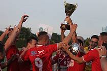 Ve finále krajského fotbalového poháru porazil Start Brno (červené dresy) Mutěnice 4:2.