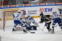 Brněnští hokejisté (v bílém) v neděli zdolali Karlovy Vary.