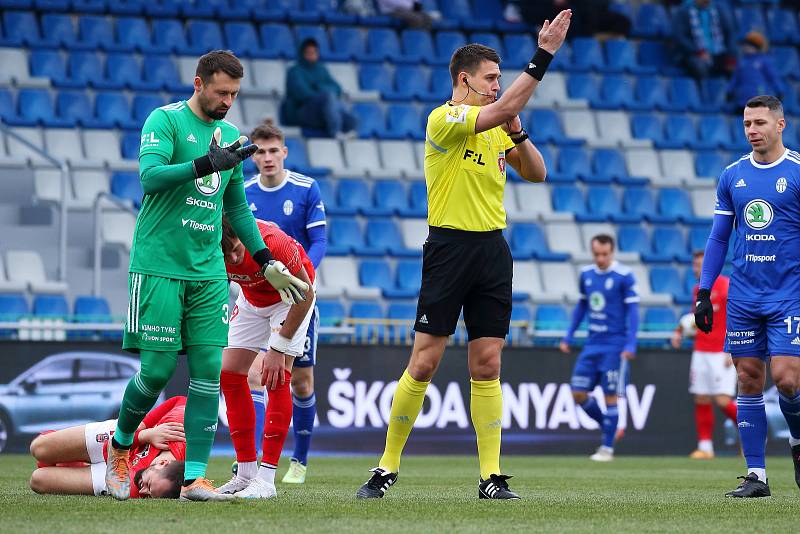 Brněnští fotbalisté (v červeném) uhráli v Mladé Boleslavi bezbrankovou remízu.