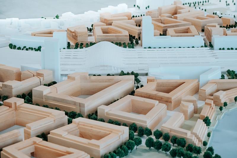 Druhé místo: model návrhu podoby nového hlavního vlakového nádraží v Brně od Sdružení Pelčák a partner architekti – Müller Reimann Architekten ve fyzické podobě.
