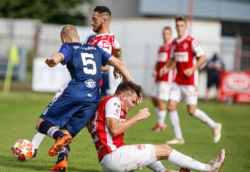 Utkání Fobalové národní ligy mezi FK Pardubice (ve červenobílém) a SK Líšeň ( v modrém) na hřišti pod Vinicí v Pardubicích.