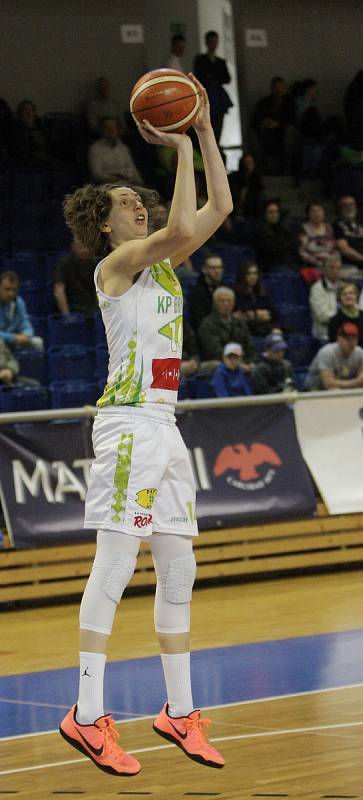 Jediné vítězství dělí basketbalistky KP Brno od zisku bronzových medailí v nejvyšší domácí soutěži. Svěřenky trenéra Mariana Svobody v sobotu porazily Nymburk 70:63 a v sérii o třetí místo se ujaly vedení 2:1 na zápasy.