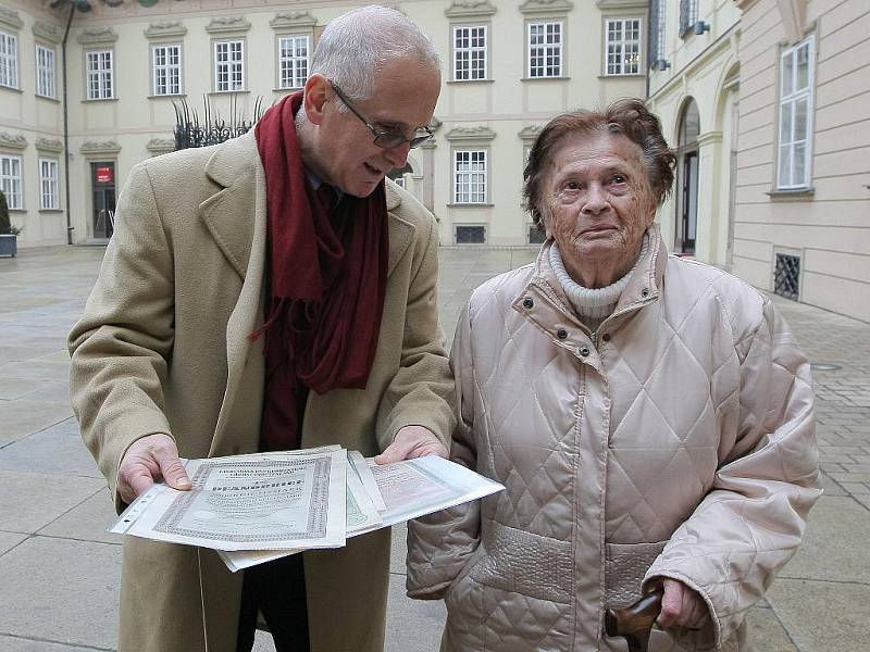 Právník Edward Fagan přijel do Brna pátrat po dokumentech, které by potvrdily dluhopisy vůči státu.