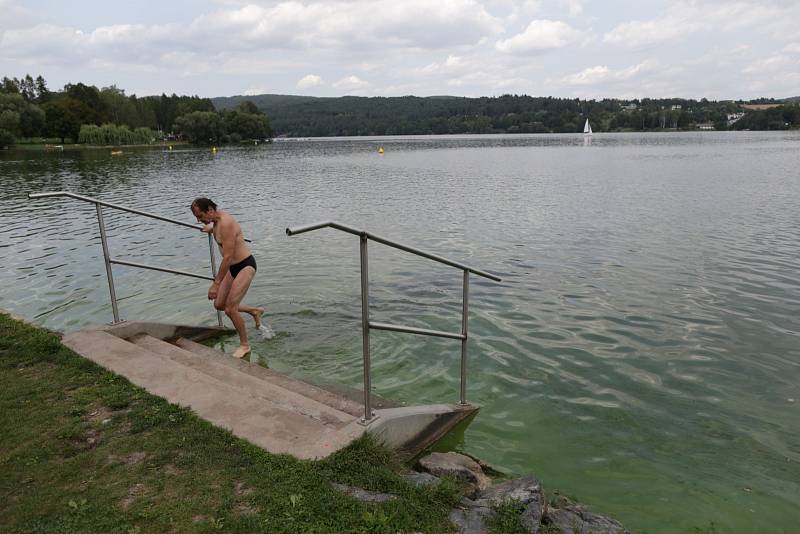 Zhoršená kvalita vody v přehradě v pátek většinu lidí od koupání odradila.