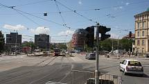 Rekonstrukce křižovatky Nové sady - Hybešova a Nové Sady - Husova v centru Brna dělá některým řidičům problémy. Dopravu tam řídí značky a občas i policie, nové semafory tam montovali teprve ve středu dopoledne.