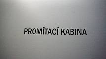 Jako dvě hvězdy září projektory v digitáriu brněnské hvězdárny. Žákům základní školy za chvíli představí vesmír na kopuli digitária. Jedinečný obraz skládají počítače za sálem. 