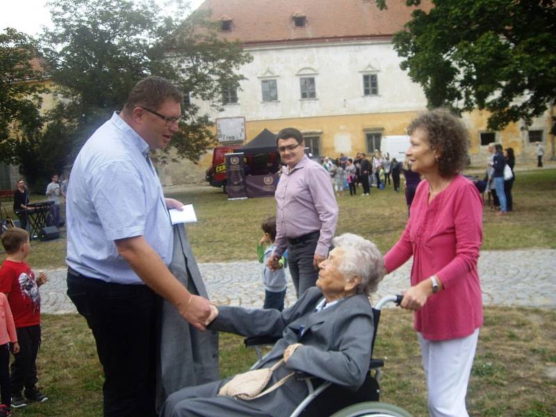 Pamětnice a dlouholetá průvodkyně Slovanskou epopejí Ludmila Slouková (na snímku uprostřed) s dcerou Janou Sloukovou a starostou Tomášem Třetinou (vlevo).