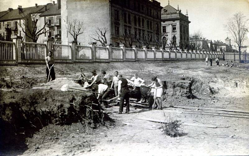 Stavební úpravy před stavbou letního cvičiště v roce 1922.