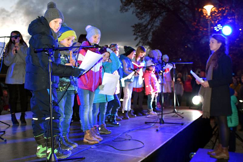 Ve Střelicích u Brna o první adventní neděli slavnostně rozsvítili vánoční strom.