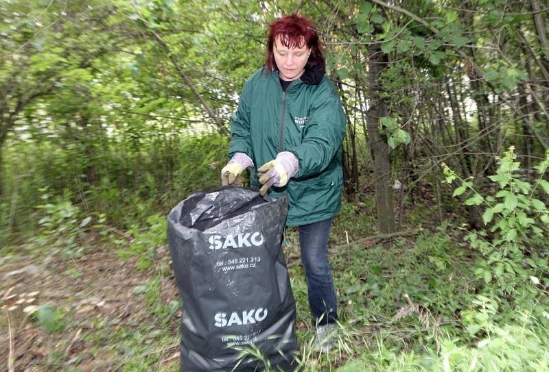 V Brně se v sobotu uklízí na deseti místech. Ne všude se ale sešlo tolik dobrovolníků, jako ve Starém Lískovci.