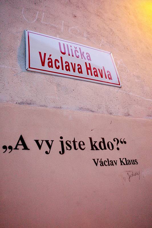 Několik desítek Brňanů ve středu večer přišlo do Uličky Václava Havla, aby společně s herci Divadla Husy na provázku a některými brněnskými osobnostmi pověsili ukradený uliční štít.