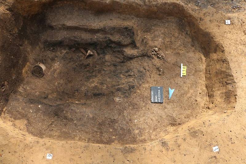 V Hvězdové ulici našli archeologové hrob muže ze starší doby bronzové.