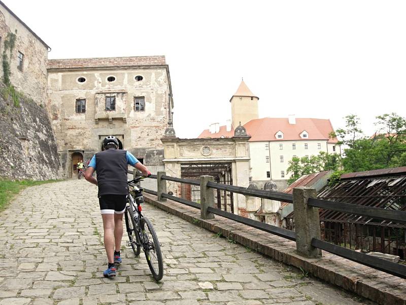 Tematickou projížďkou po obcích okolo hradu Veveří si zpříjemnili neděli někteří cyklisté. Svazek obcí Panství hradu Veveří pro ně už podruhé přichystal pětapadesátikilometrovou trasu s osmi zastávkami a tematickými úkoly.