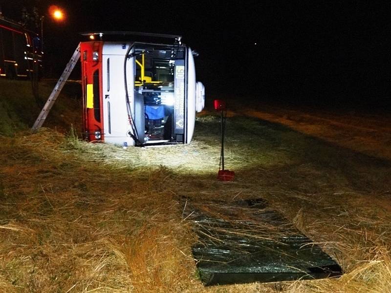 U brněnských Jehnic se v noci ze středy na čtvrtek převrátil autobus noční linky.