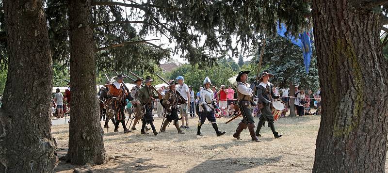 Přes dvě stovky mužů čítající vojsko vyrazilo v sobotu odpoledne na Kraví horu. Oslavy Dne Brna se tam konaly poprvé v historii.