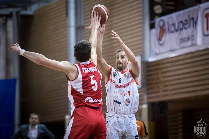 Brněnští basketbalisté (v bílém) oslavili postup do semifinále, když zdolali 4:3 na zápasy Pardubice.