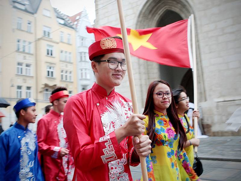 Pestrý zástup lidí v národních krojích zpestřil v Brně sobotní odpoledne. Odhadem více než stovka zástupců několika národnostních menšin prošla v průvodu centrem Brna z Moravského náměstí přes náměstí Svobody a Českou ulicí.