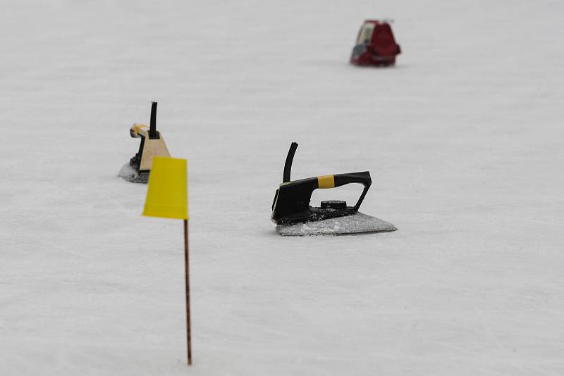 Poslední únorový den se přišli lidé na lední plochu kluziště pod Joštem utkat v žehlingu. Po vzoru curlingu posílali po ledě žehličky.